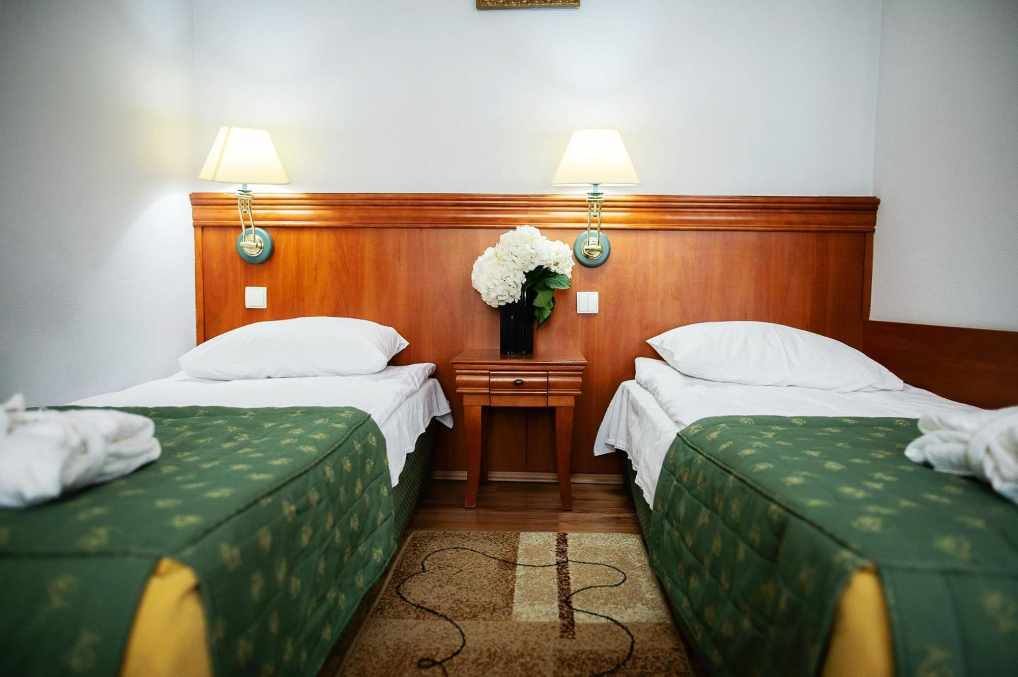 Pietrak Hotel Gniezno Esterno foto