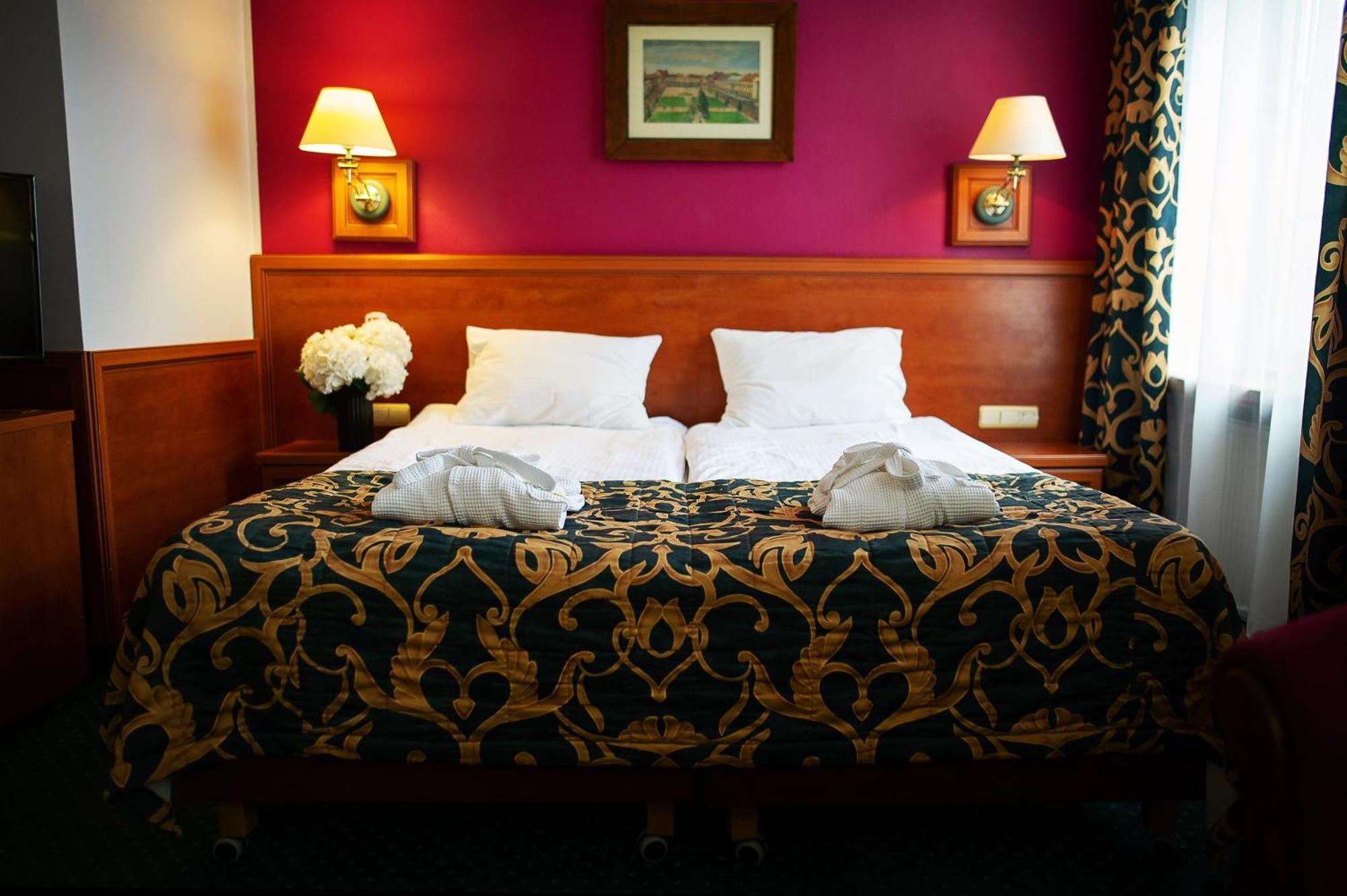 Pietrak Hotel Gniezno Esterno foto