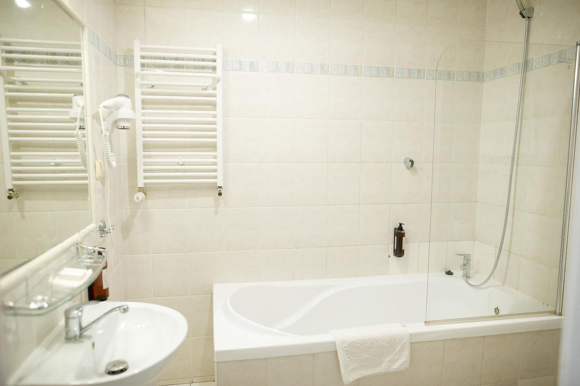 Pietrak Hotel Gniezno Esterno foto