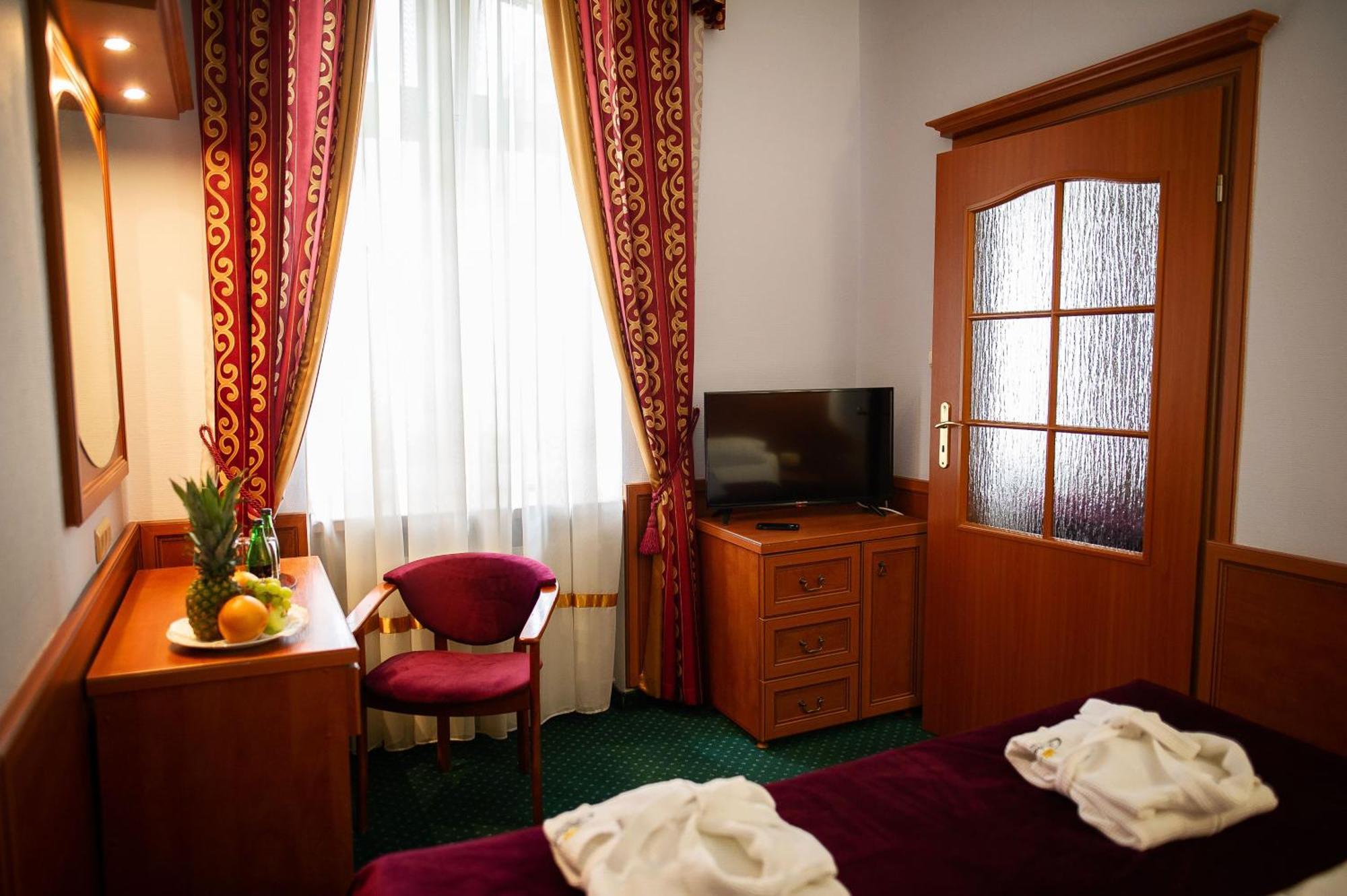 Pietrak Hotel Gniezno Esterno foto