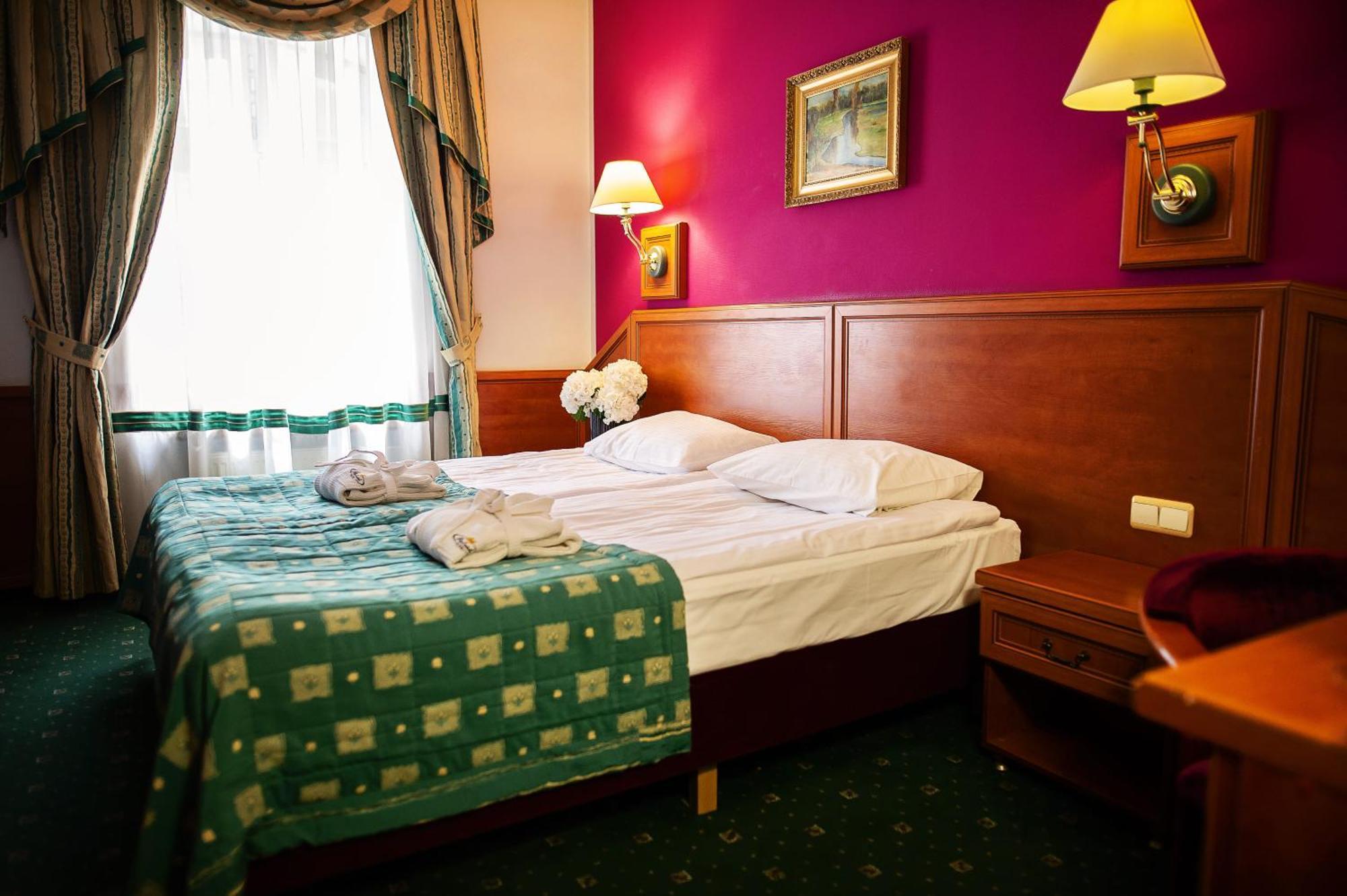 Pietrak Hotel Gniezno Esterno foto