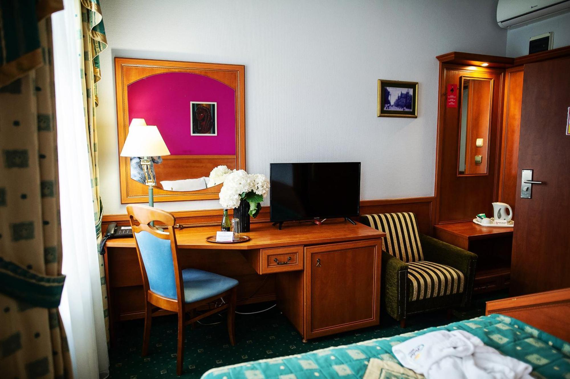 Pietrak Hotel Gniezno Esterno foto