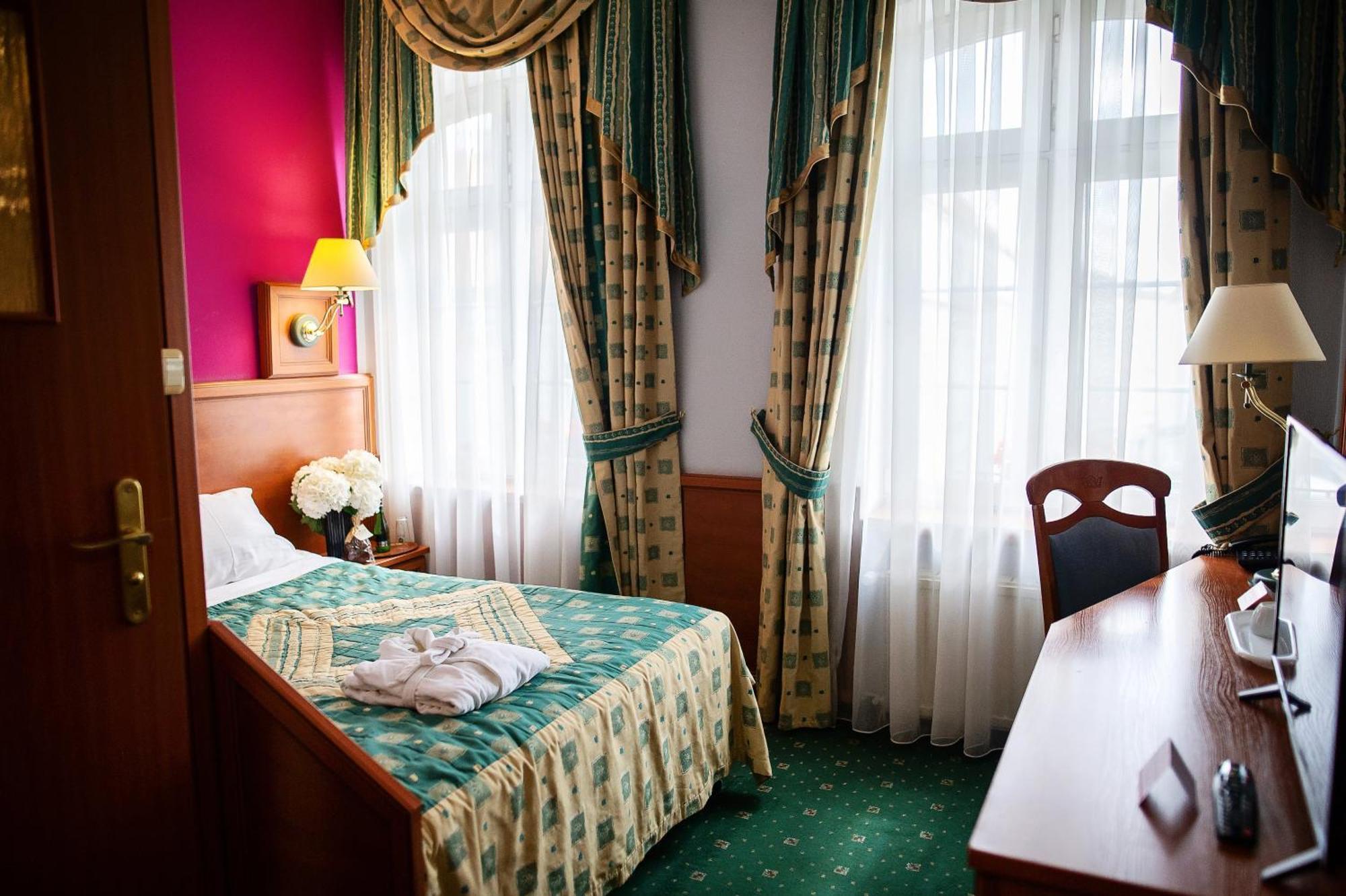 Pietrak Hotel Gniezno Esterno foto