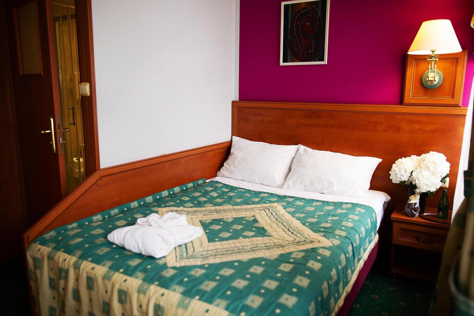 Pietrak Hotel Gniezno Esterno foto