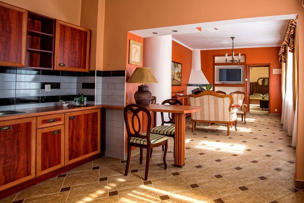 Pietrak Hotel Gniezno Esterno foto