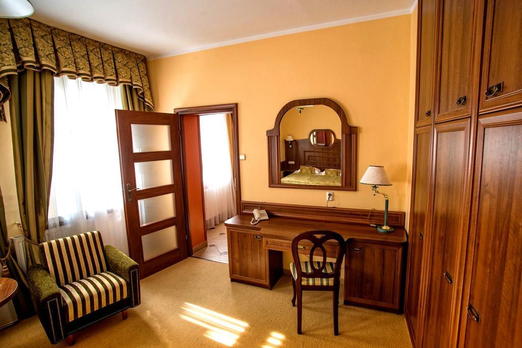 Pietrak Hotel Gniezno Esterno foto