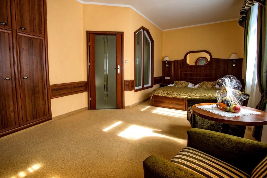 Pietrak Hotel Gniezno Esterno foto